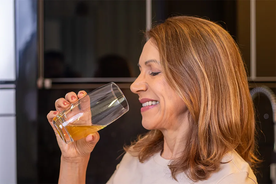 neila bebendo chá